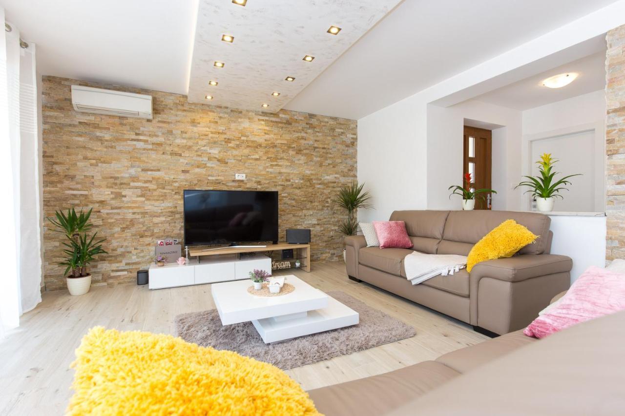Villa Sara - Perfect Family Holiday Brzac Luaran gambar