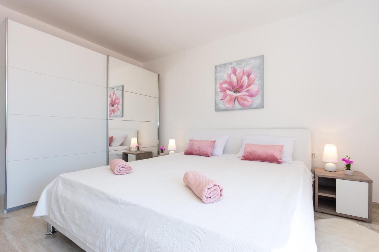 Villa Sara - Perfect Family Holiday Brzac Luaran gambar